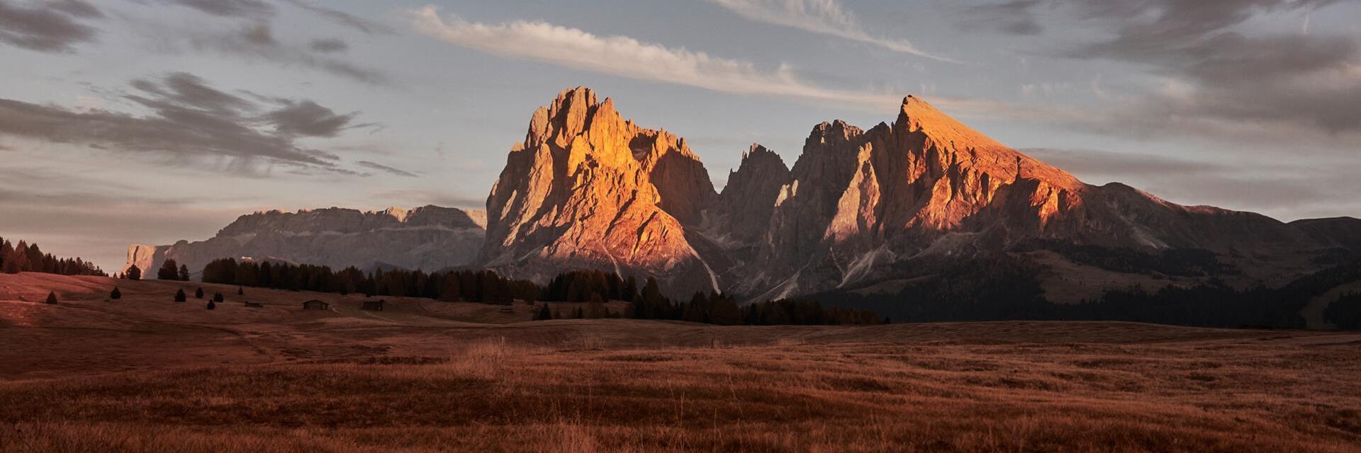 blick-auf-den-langkofel-und-plattkofel-im-roten-abendlicht